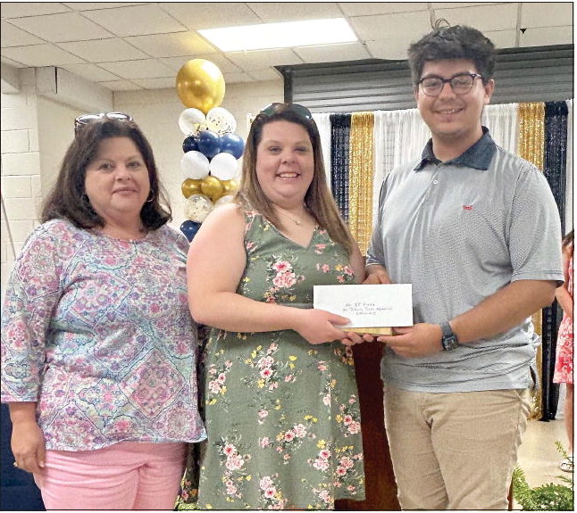 Toombs County Young Farmers  Awards Two Scholarships