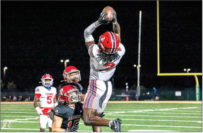 Top-Ranked Showdown: Toombs Battles With Raiders